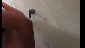 ducha en el hotel de la brazileña