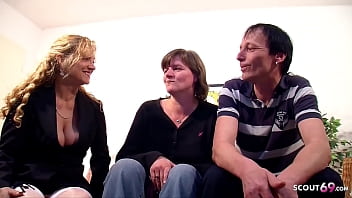 Une femme au foyer allemande mature baise un vieux vrai couple dans un trio FFM