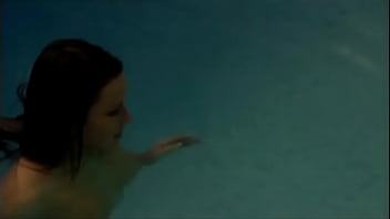 Carmen ama fare sesso mentre nuota nuda in piscina