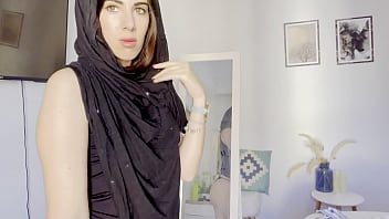 Ragazza molto eccitata con l'hijab
