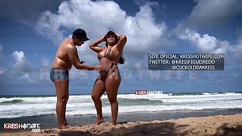Männer werden hart am Strand wegen Kriss Hotwifes winzigem Bikini, der alle Muschis auslässt