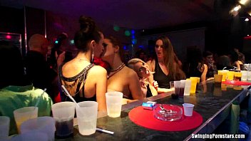Les lesbiennes s'amusent en club