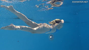 Die hinreißende Mimi Cica schwimmt nackt im Pool