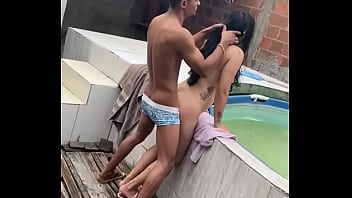 beim Sex im Pool erwischt