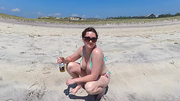 Emily Sky nue sur la plage publique
