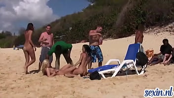 garotas com tesão brincam na praia de nudismo