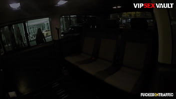 VIP SEX VAULT - (George Uhl, Nata Lee) - Bubble Butt Babe bekommt ihre heiße Muschi auf dem Rücksitz geschlagen