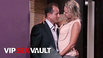 VIP SEX VAULT - (George Uhl, Barra Brass) - Bella ragazza europea sbattuta duramente da un agente immobiliare