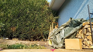 Vends-ta-culotte - Superbe MILF française amateure se masturbe dans son jardin - Chut c moi