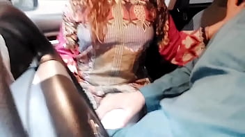 Indische echte Mutter milchige Brüste von ihrem Ex-Freund mit klarem Hindi-Audio im Auto gefickt