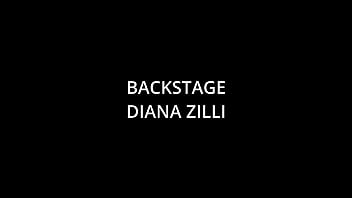 (versão seca) nos bastidores, com a milf Diana Zilli dap 0% buceta, só taco de beisebol anal na bunda, esguichando, rimming