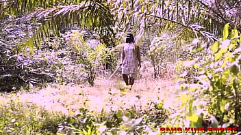 BBW MATILDA ADOROU SE DIVERTIR COM A ESTRELA PORNO DA BBC AMADORA AFRICANA NA FLORESTA A caminho de verificar suas armadilhas no arbusto