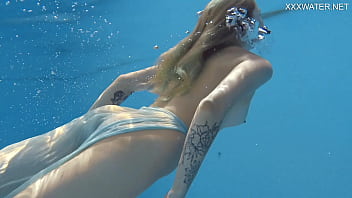 Mimi Cica zeigt wieder einmal, wie sexy sie schwimmen kann