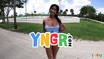 YNGR - Chicago jovem Ameena Green chupa pau em público antes de lubrificar e foder duro