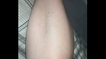 Enchi a perna da minha esposa com sêmen. Ele não acorda.