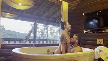 Sexo na serra - casal fazendo amor na banheira - @anarothbardreal