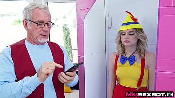 MissSexBot - Il vecchio insegna al robot sexy e hot Coco gli impulsi e i desideri sessuali di Fembot