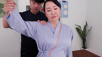 Клиника хиропрактики с большими сиськами, которая сводит тетушек с ума своим изысканным массажем груди Юко Асикава