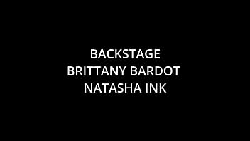 dans les coulisses, trio pervers avec Brittany Bardot et Natasha Ink, pisse, anulingus, uniquement anal, éjacule, prolapsus, atogme buttrose