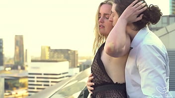 Доминик вылизывает киску Чарли и трахает ее в задницу на фоне знаменитого небоскреба Мельбурна