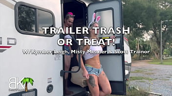 Trailer Trash Stiefmutter bekommt Stieftochter einen großen Schwanz und abspritzen mit Free Candy - Trailer