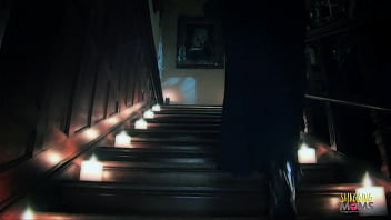Um vampiro pálido bate na milf loira com seios grandes na escada antes de fazer um tratamento facial