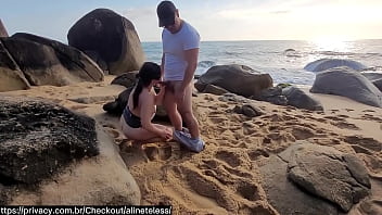Sex auf den Strandfelsen, ungezogener Tourist kam zweimal, lutschte und fraß meinen Arsch in der Öffentlichkeit vor dem Cuckold, der alles filmte