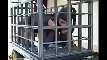 Esclave en cage