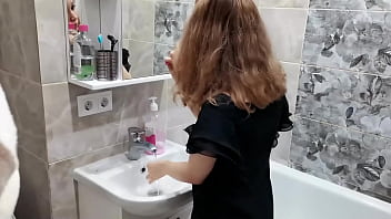 Сексуальная девушка играет с киской под струей воды и трахает пальцами киску после мытья в ванне