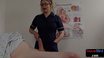 Вуайеристская грудастая медсестра в чулках наблюдает, как пациент дрочит