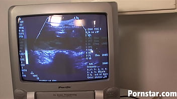 夫は病院で妊娠中の妻ブリジッタ・ジョナスと性交する