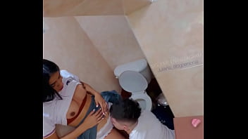 Schüler beim harten Ficken auf der Schultoilette erwischt und er spritzt ihr in den Mund (UNGLAUBLICHES AMATEUR-VIDEO)