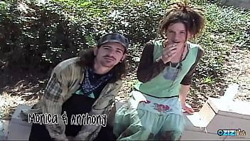 Geiles Hippie-Paar traf sich in einem öffentlichen Park und fickte hart unter dem Baum