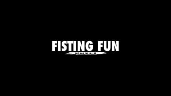Iniciação divertida com punho, Michelle Anderson e Stacy Bloom, sem buceta, punho anal, aberturas, orgasmo real FF016