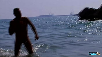 Une brune salope entre sur une plage nudiste et se fait double pénétration par deux nageurs excités