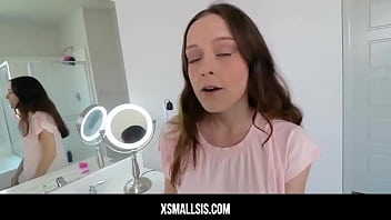 XsmallSis - 若い小柄な若い女性の義理の姉妹リリー・グリーの家族が義理の兄弟に犯されたハメ撮り
