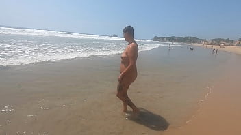 Camminare nudi liberamente e divertirsi sulla spiaggia pubblica per nudisti