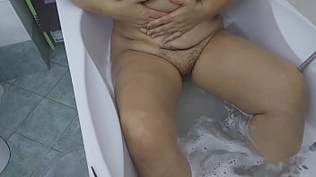 Жасмин мастурбирует в ванной.
