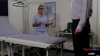 Enfermeira voyeur do CFNM provocando o cara idiota que se masturba nela