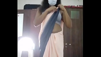 Une fille sri-lankaise enlève le sari et se doigte la chatte