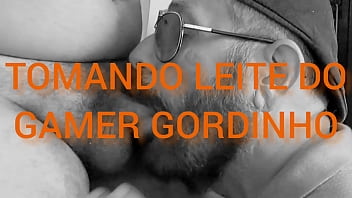 TOMANDO LEITE DO GAMER GORDINHO