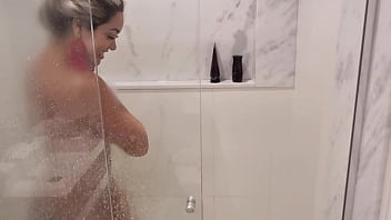 marido pega sua loira gostosa com bbc fazendo sexo no banheiro