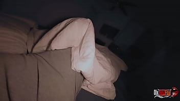 Сексуальная сводная сестра пробралась под одеяло и разбудила меня минетом. Мне пришлось трахнуть ее киску и наполнить ее спермой