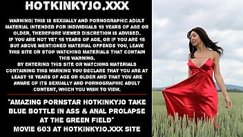 Incrível estrela pornô Hotkinkyjo leva garrafa azul na bunda e prolapso anal no campo verde