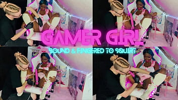Gamer Girl : ligotée et doigtée pour gicler