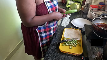 Ma copine indienne baise avec du brinjal dans la cuisine quand elle est seule à la maison