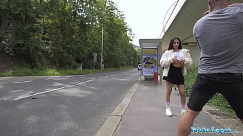 Public Agent - Хорошенькая британская молодая брюнетка сосет и трахается с большим членом на улице после того, как ее чуть не сбил сбежавший Fake Taxi