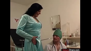 L'esame ginecologico completo porta una matura arrapata a scopare il dottore