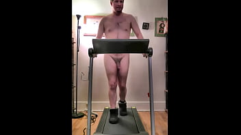 Brian l'exhibitionniste nudiste séance d'entraînement sexy sur tapis roulant, puis masturbation et plug anal