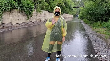 Teen in yellow raincoat flashes pussy outdoors in the rain
